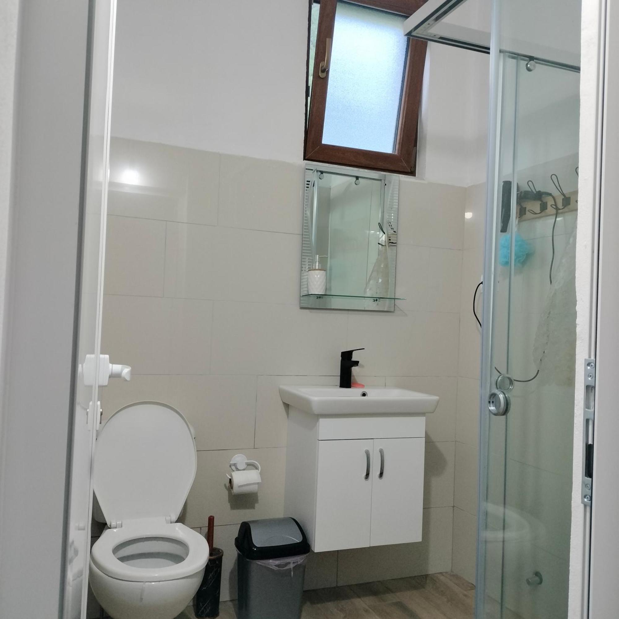 Stomici Guesthouse Nderlysaj Bagian luar foto