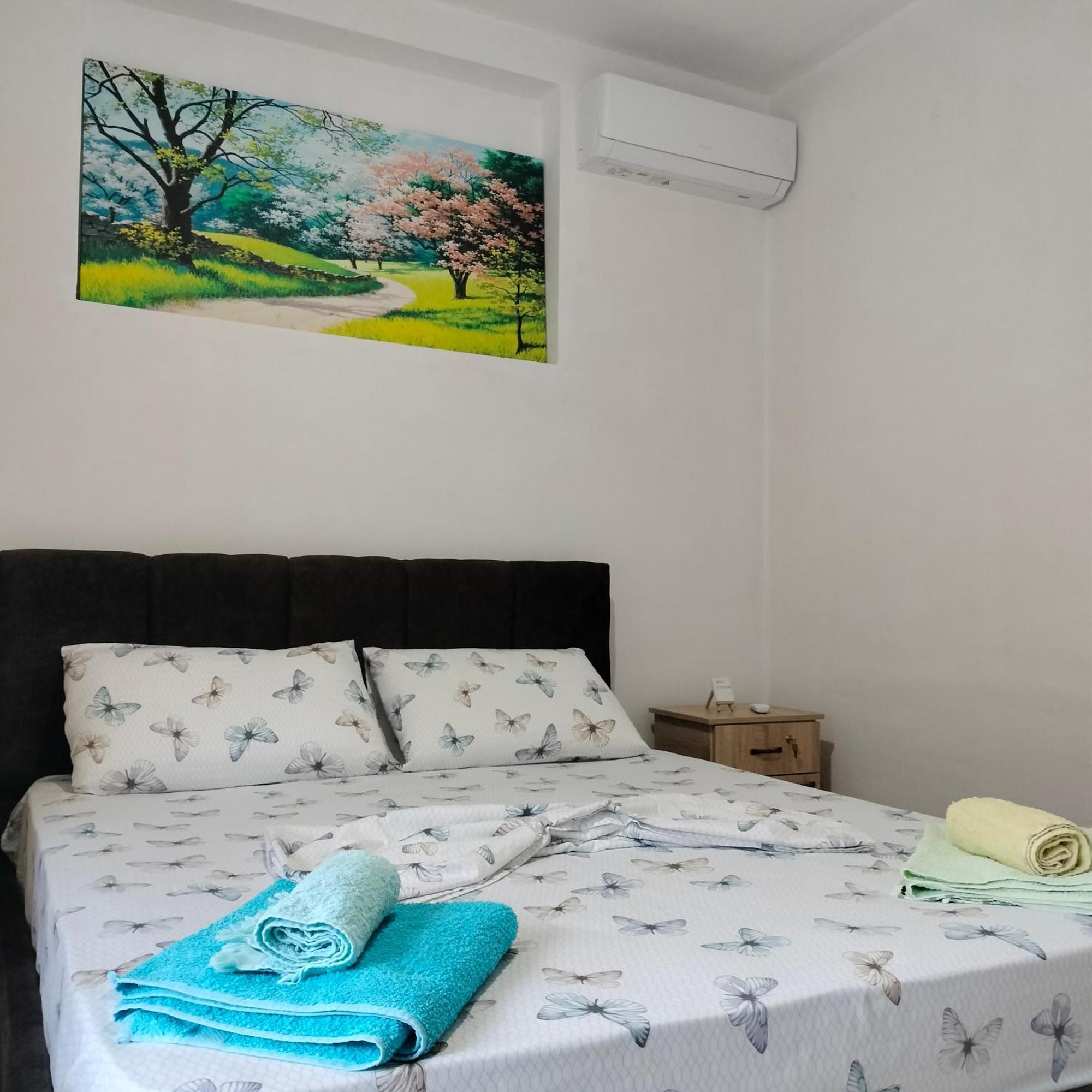 Stomici Guesthouse Nderlysaj Bagian luar foto